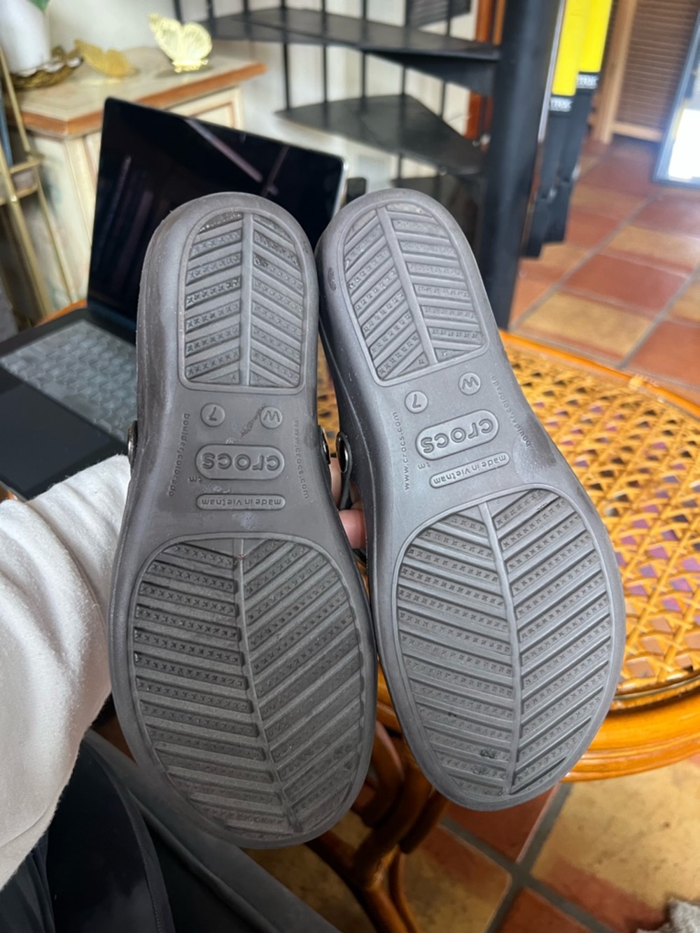 Crocs Thong Sandals w/ Gold Hammered Medallion | Comfort Flip Flops | Size 7 - Picture 3 of 8